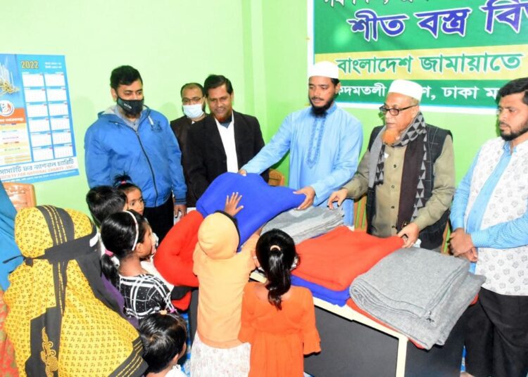 পথশিশু ও অসহায় মানুষের মধ্যে শীতবস্ত্র বিতরণ