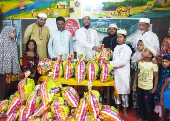 ডেমরায় সুবিধাবঞ্চিত ছাত্রদের মাঝে ঈদ উপহার প্রদান