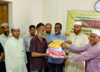 নিউমার্কেটে ঈদসামগ্রী বিতরণ করেছে জামায়াত