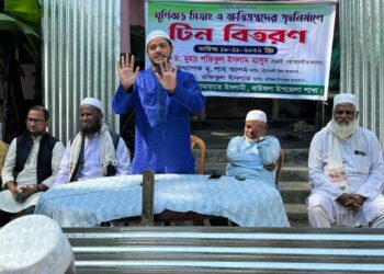 বাউফলে ঘূর্নিঝড় সিত্রাং এ ক্ষতিগ্রস্তদের মাঝে ড. মাসুদের ঢেউটিন বিতরণ