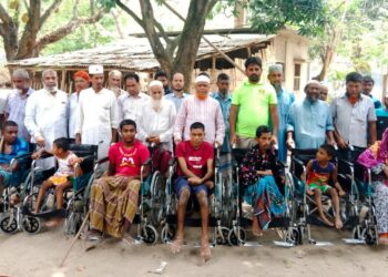 চাঁপাইনবাবগঞ্জে শারীরিক প্রতিবন্ধীদের মাঝে নূরুল ইসলাম বুলবুলের হুইল চেয়ার প্রদান