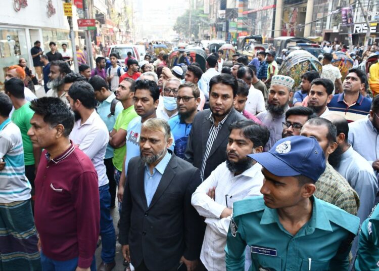 রাজধানীর বেইলী রোডের অগ্নিকাণ্ডের ঘটনাস্থল পরিদর্শন করছেন ঢাকা মহানগরী দক্ষিণ জামায়াত নেতৃবৃন্দ