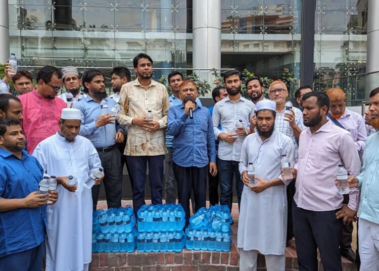 তীব্র দাবদাহে রাজধানীর পল্টনে জামায়াতের সুপেয় পানি ও স্যালাইন বিতরণ