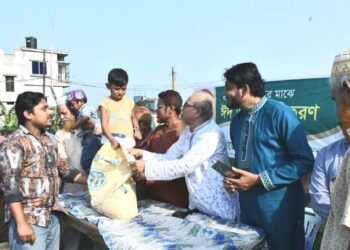 বস্তির স্কুল ছাত্রদের মাঝে ঢাকা মহানগরী দক্ষিণ জামায়াতের ঈদ উপহার বিতরণ