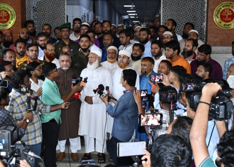 ঢাকেশ্বরী মন্দির পরিদর্শনকালে আমীরে জামায়াত শুধু মন্দির নয়, কোনো ব্যক্তি যদি নিরাপত্তাহীন মনে করেন আমরা তাদের পাশে দাড়াবো