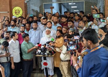 রাষ্ট্রের একটা বাহিনীর কতিপয় দুবৃত্তদের হামলায় আহত বৈষম্যবিরোধী ছাত্র আন্দোলনের অন্যতম প্রধান সমন্বয়ক হাসনাত আব্দুল্লাহকে হাসপাতালে দেখতে যান আমীরে জামায়াত ডা. শফিকুর রহমান।