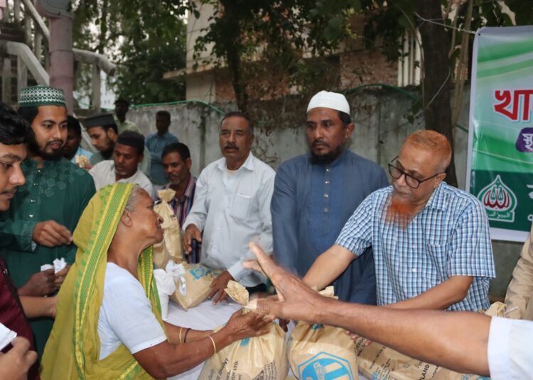 রাজধানীর ৭০ নং ওয়ার্ডের বুড়াবুড়ি আশ্রম ও মন্দীরে জামায়াতের খাদ্য সামগ্রী বিতরণ