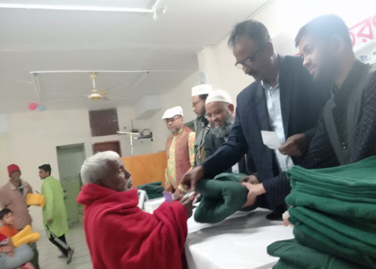 মুগদা থানা পূর্ব কর্তৃক অমুসলিম ভাই ও বোনদেরকে শীতবস্ত্র উপহার বিতরণ