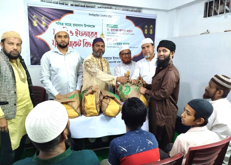 ওয়ারী দক্ষিণ থানা জামায়াতের উদ্যোগে রমাদান উপলক্ষে সাহরি ও ইফতারের ফুড প্যাকেট বিতরণ
