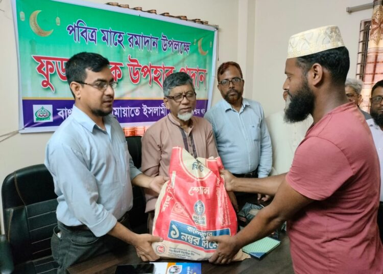 কলাবাগানে জামায়াতের উদ্যোগে শতাধিক পরিবারের মাঝে সাহরি ও ইফতারের ফুড প্যাকেট উপহার প্রদান