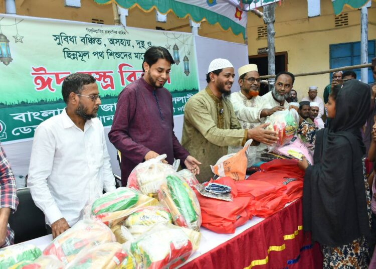 ডেমরা মধ্য থানার উদ্যোগে সুবিধা বঞ্চিত, অসহায়, দুস্থ ও ছিন্নমুল পথশিশুদের মাঝে ঈদ পোষাক বিতরণ ও আলোচনা সভা অনুষ্ঠিত