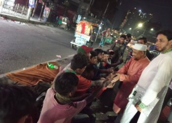 গভীর রাতে ছিন্নমূল নাগরিকদের মাঝে জামায়াতের ঈদ উপহার বিতরণ